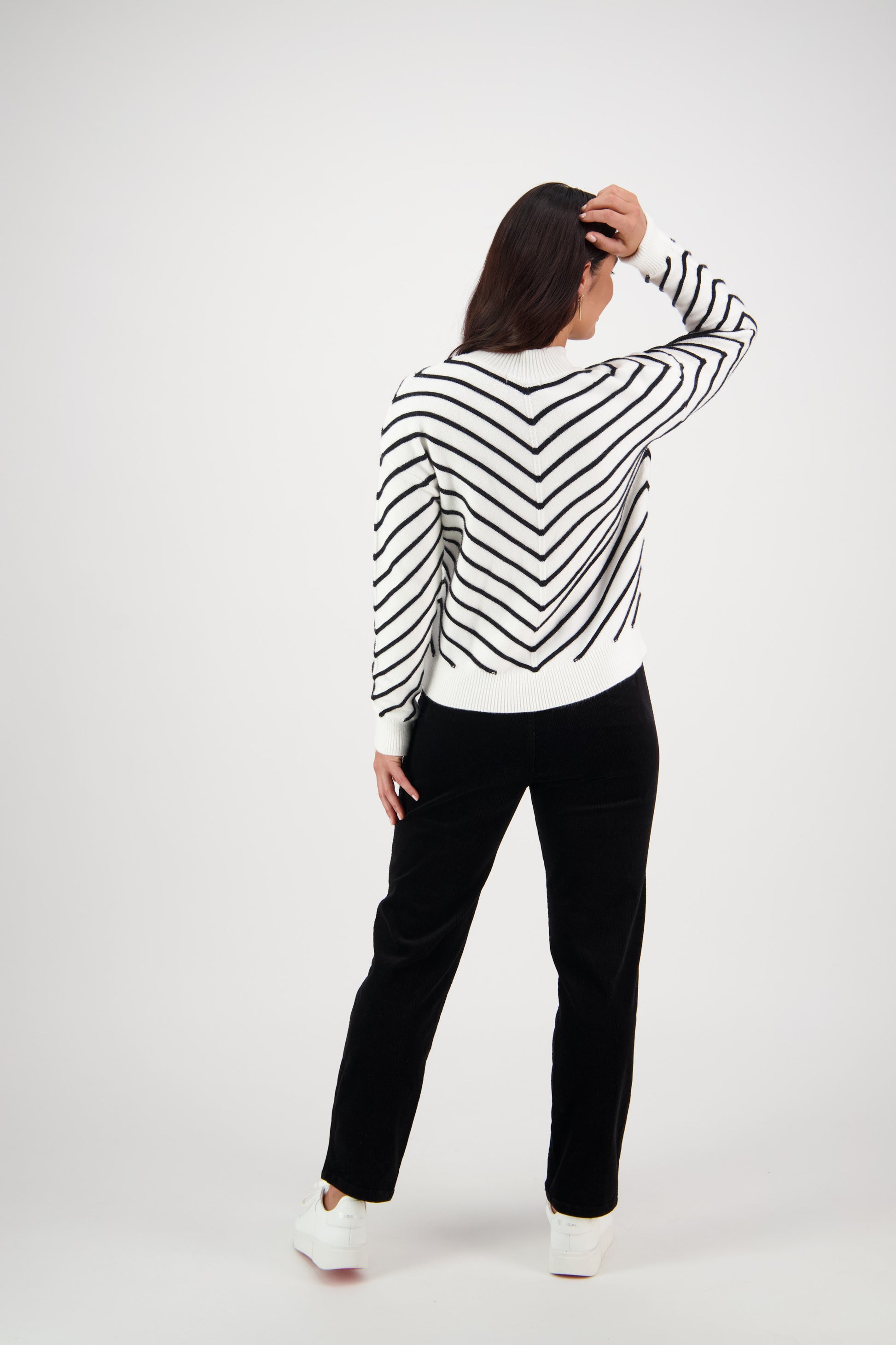 1067 Cream/Black - Angled Detail Knit Sweater - Vassalli