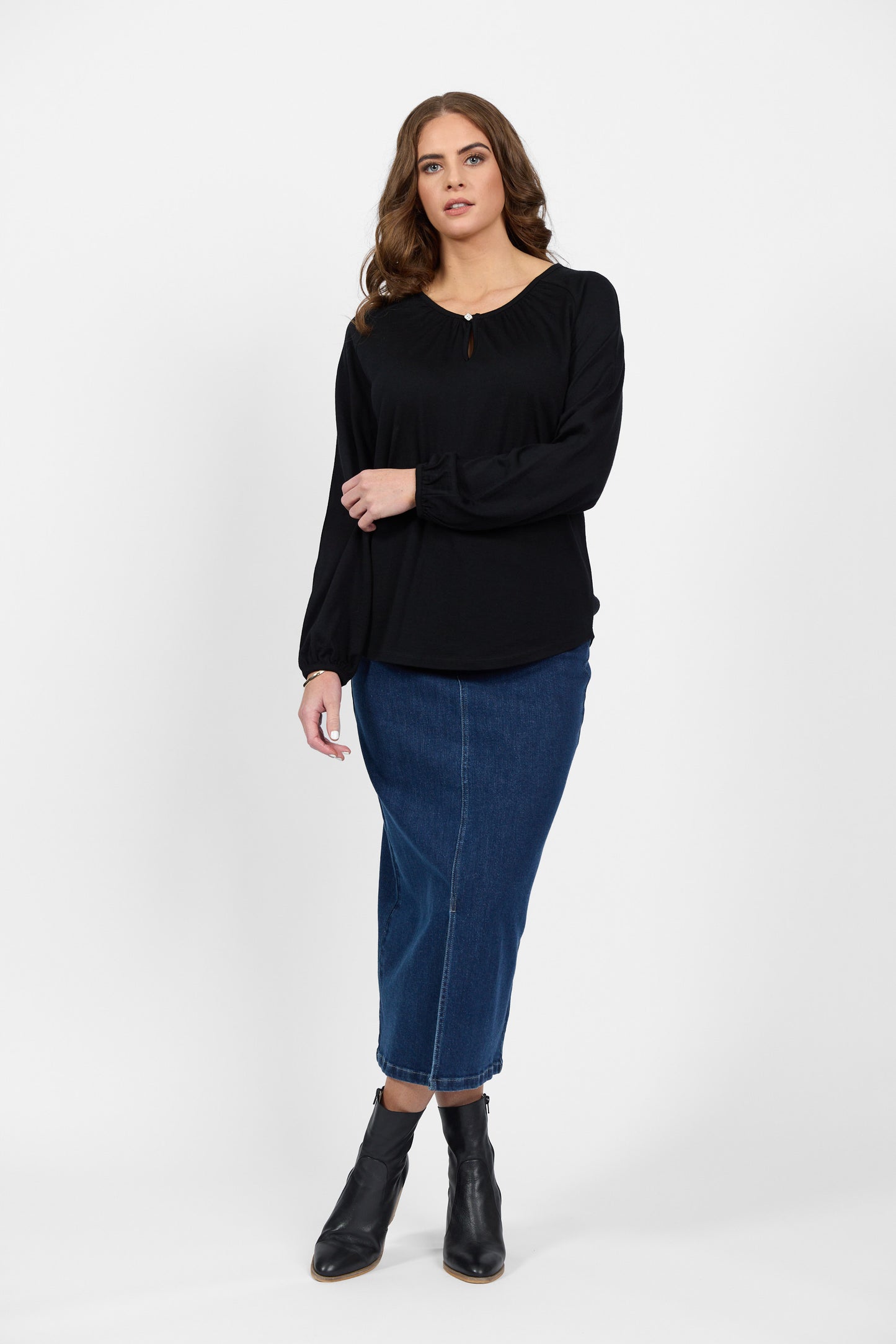 4466 Black - 100% Merino Round Neck Top with Front Keyhole - Vassalli