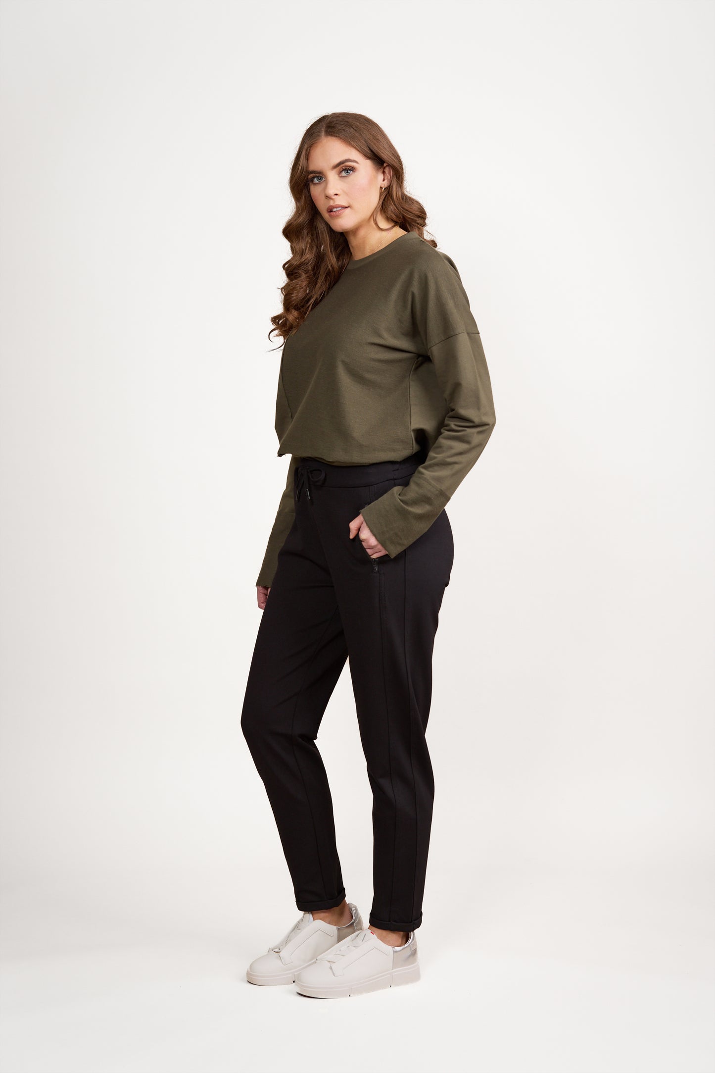 5026 Black - Relaxed Leg Ankle Grazer Pant - Vassalli