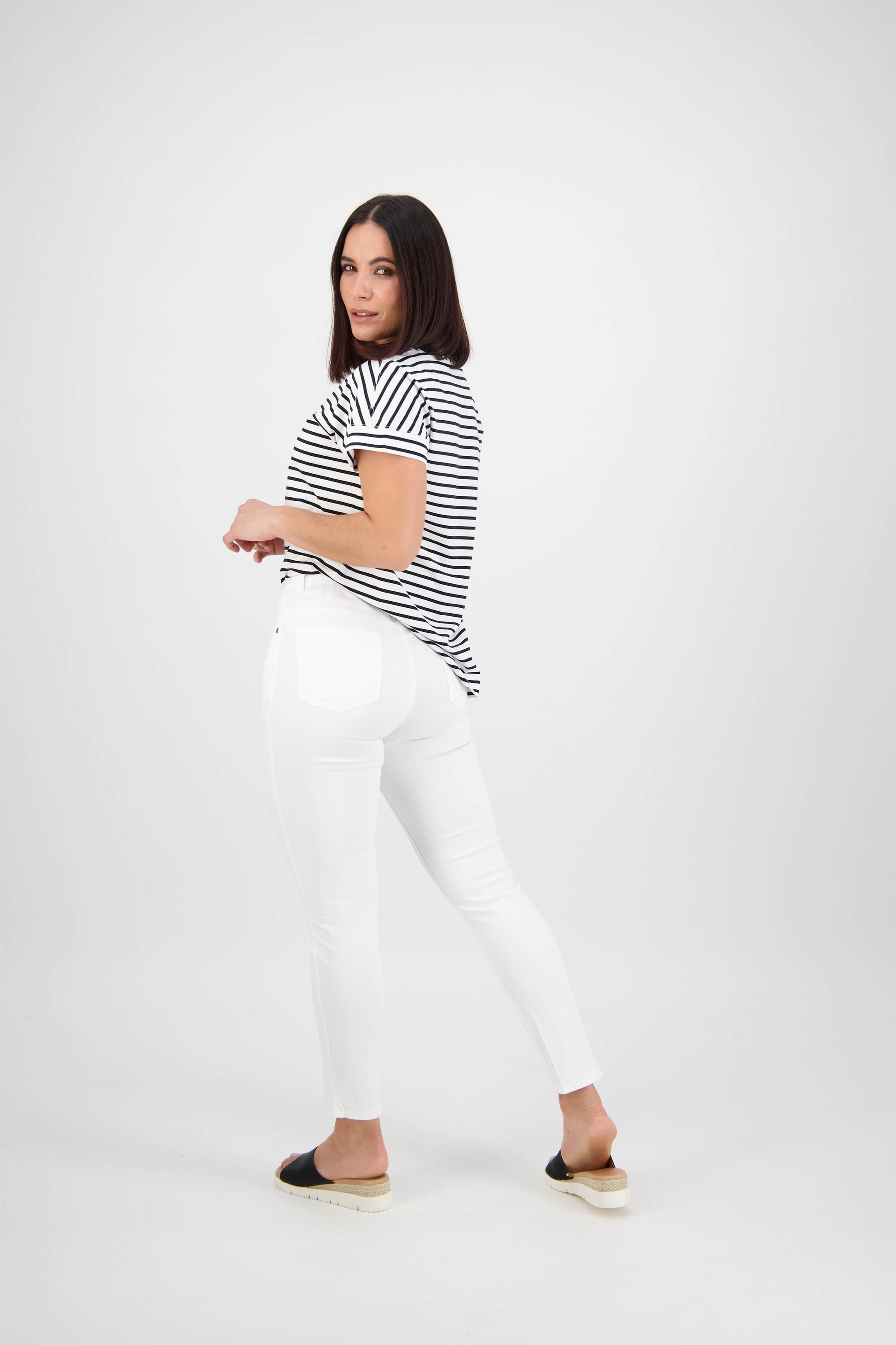 5744 White Denim - Skinny Leg Ankle Grazer Jean - Vassalli