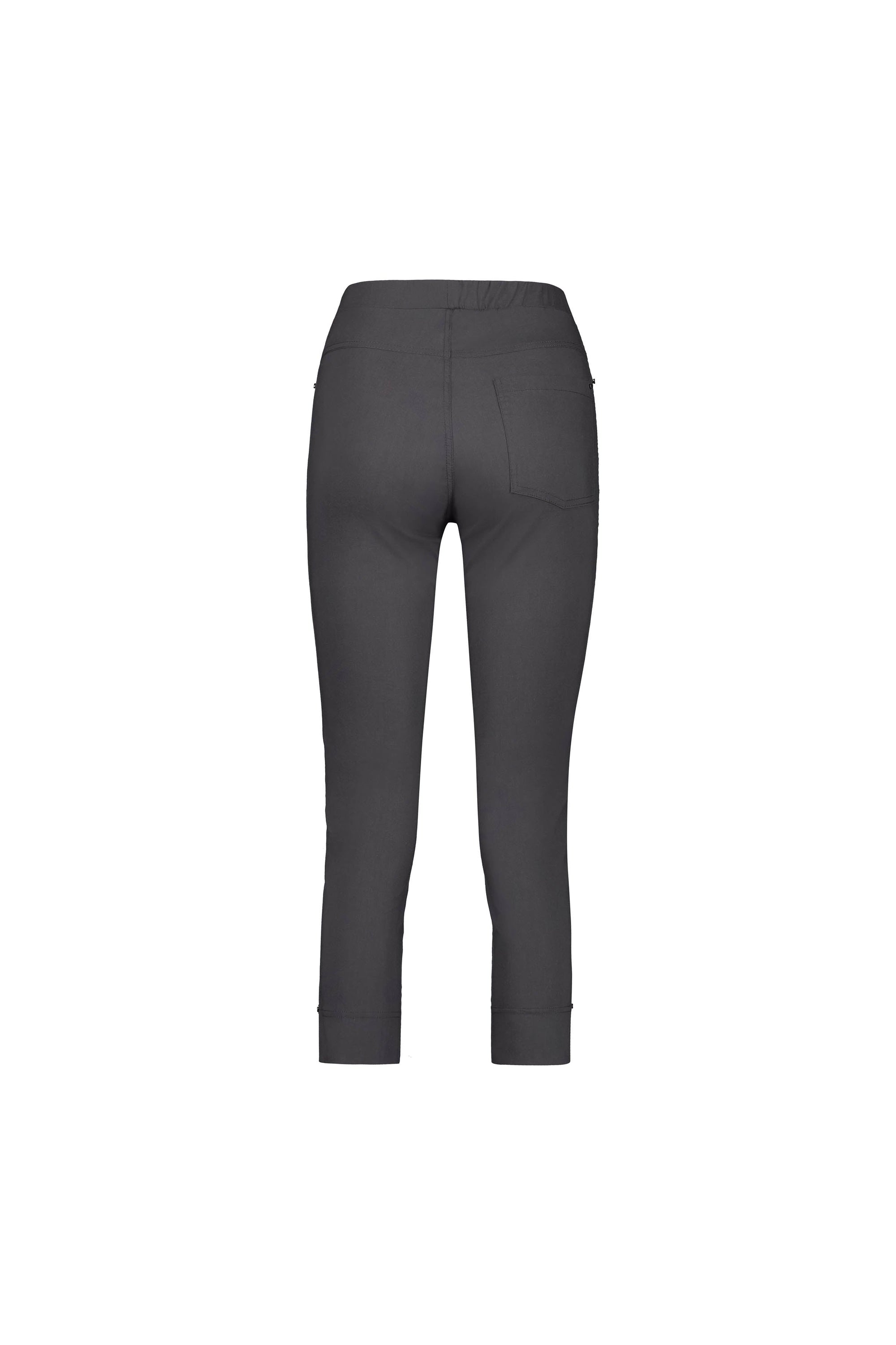 Back view of Vassalli Paris Tour Capri - Beluga pants, featuring an elastic waistband, right back pocket, and cuffed hems. Made from stretch fabric and shown on a plain white background.