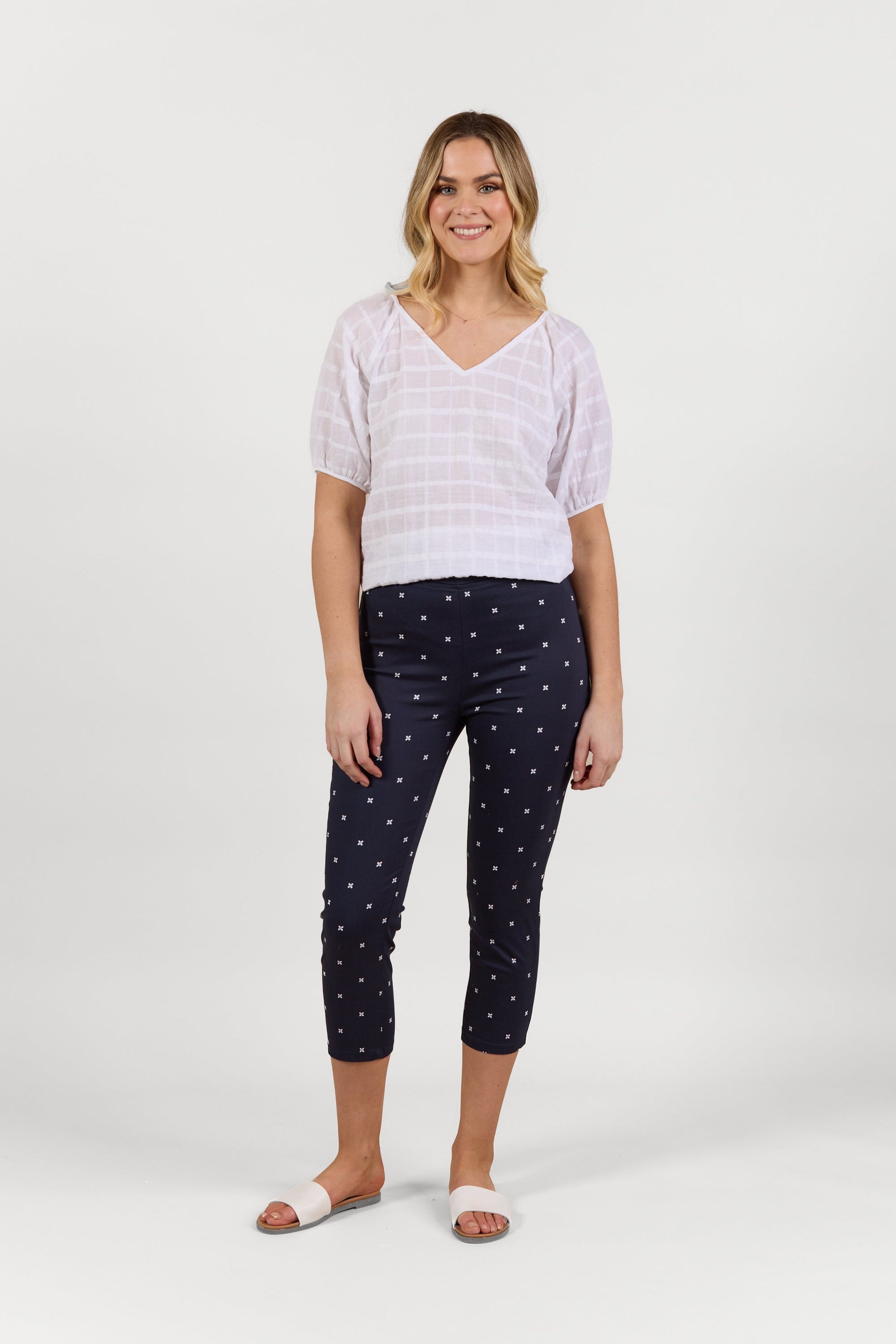 S271LW Navy Daisy - Skinny Leg 7/8 Length Lightweight Pull-On - Vassalli
