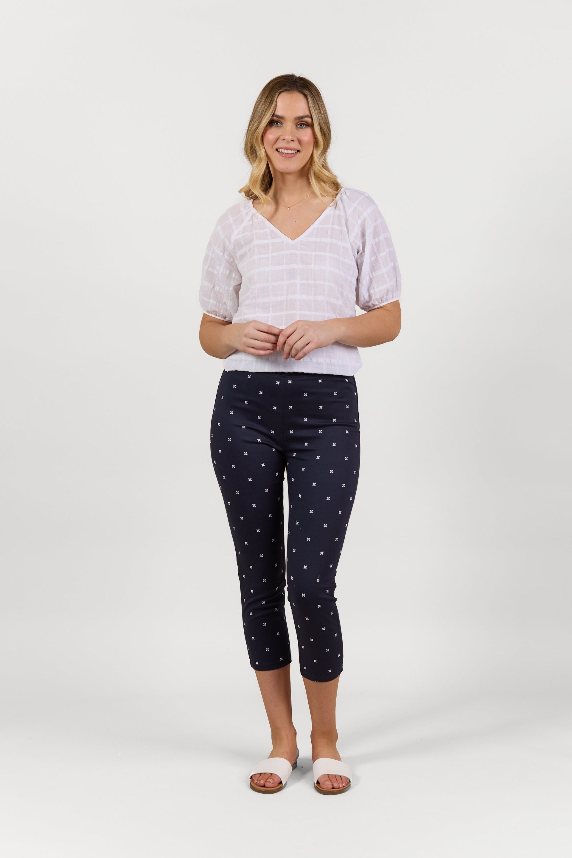S271LW Navy Daisy - Skinny Leg 7/8 Length Lightweight Pull-On - Vassalli