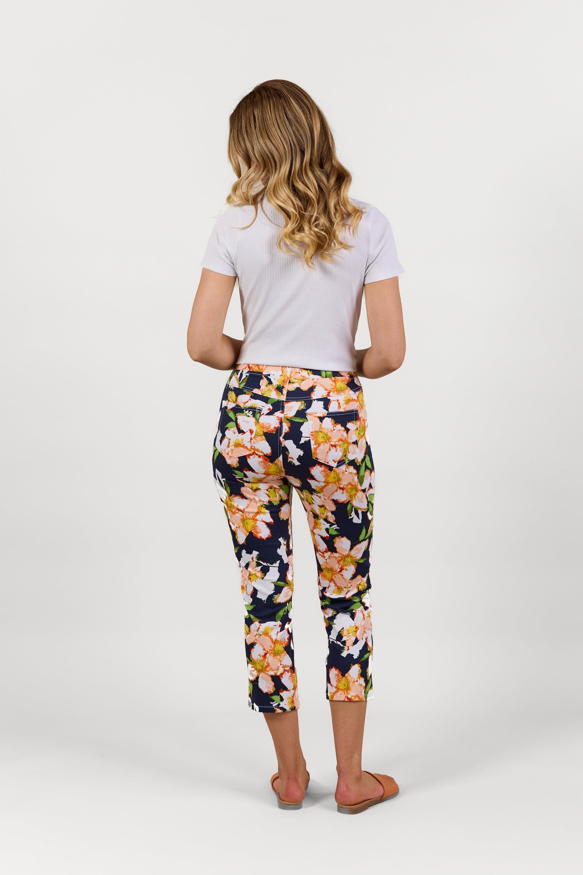 S274LW Peachy - Slim Leg 7/8 Length Lightweight Pull-On - Vassalli